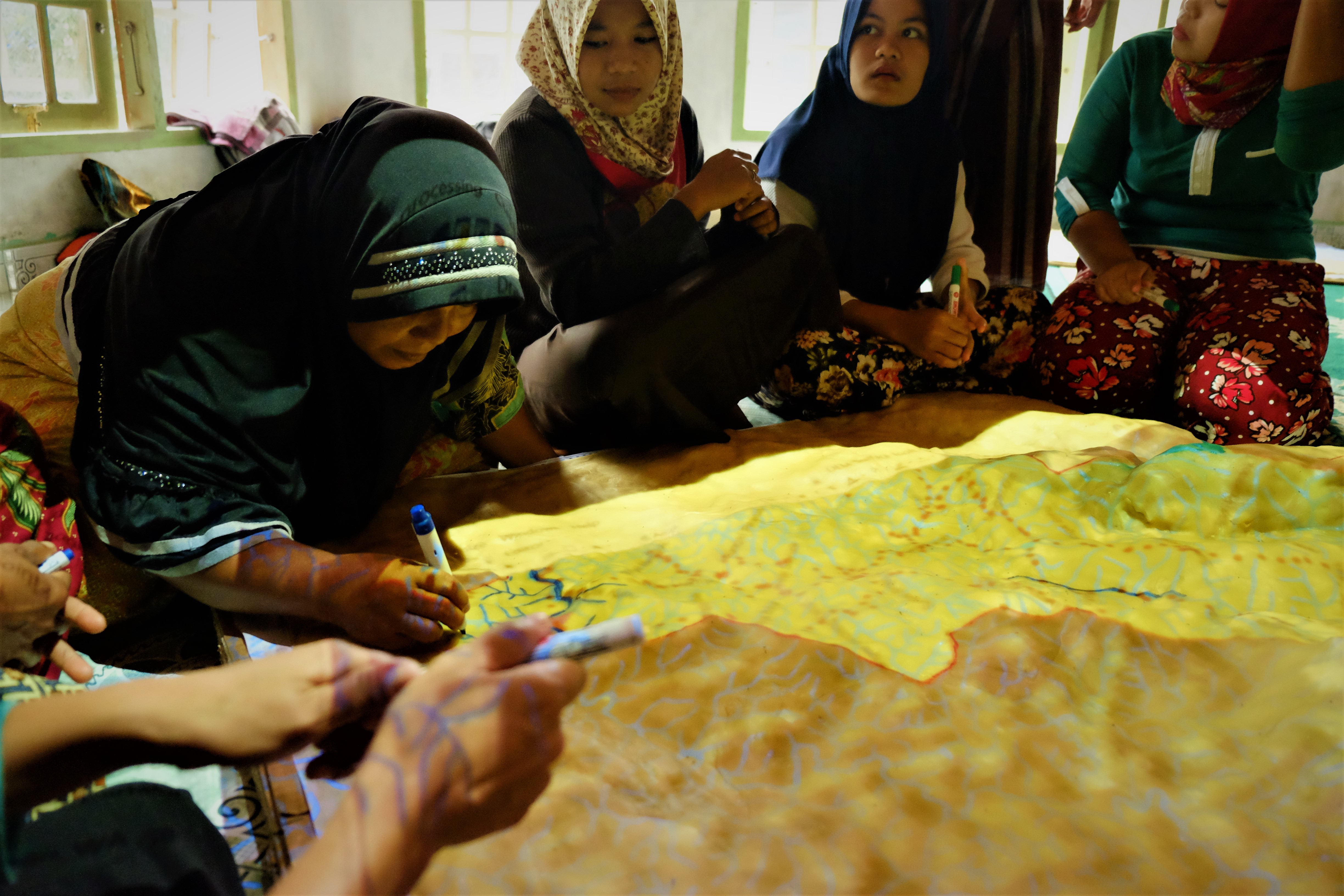 <p>The Gajah Bertalut women completed the 3D mockup by drawing a map on the mockup. Photo by Julius Lawalata</p>
